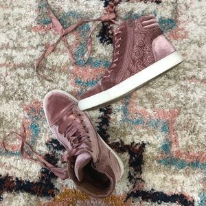 Women’s 7.5 Steven Madden hightop sneakers